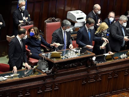 Los presidentes de las dos cámaras italianas, Elisabetta Caselatti y Roberto Fico, cuentan los votos en la jornada del jueves.