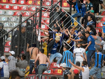 Hinchas del Querétaro y el Atlas se enfrentan en el estadio La Corregidora este sábado.