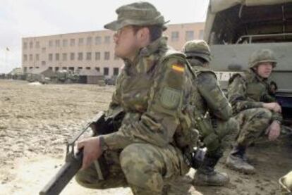 Soldados españoles, en las afueras de Kabul en febrero de 2002.