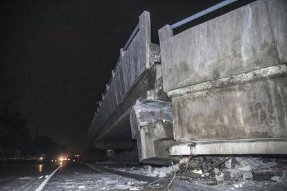 Daños en un puente en la ciudad de Guayaquil, el 17 de abril de 2016.