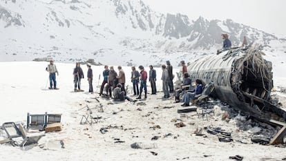 Artículo de EL PAÍS Escaparate que describe varios libros sobre el accidente de avión de los Andes, ocurrido en 1972.