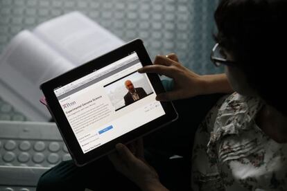 Una alumna sigue la clase a través de su tableta.