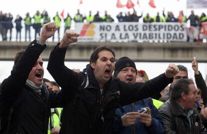 Trabajadores protestan durante la primera jornada de huelga de Iberia en Madrid. Coincidiendo con la primera jornada de paros se han convocado concentraciones en todos los aeropuertos españoles en los que opera la aerolínea.