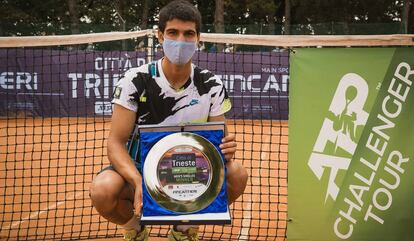 Carlos Alcaraz posa con el trofeo de Trieste. /  EQUELITE SPORT ACADEMY