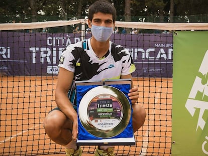 Carlos Alcaraz posa con el trofeo de Trieste. /  EQUELITE SPORT ACADEMY