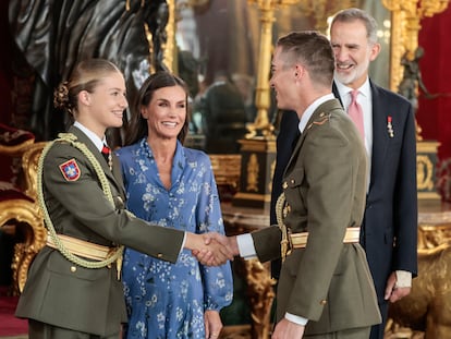 La princesa de Asturias saluda a un militar de la Academia de Zaragoza en presencia de los Reyes, este jueves en el Palacio Real en Madrid.