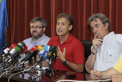 Los diputados extremeños Víctor Casco, Pedro Escobar y Alejandro Nogales, de izquierda a derecha, anuncian que IU dará la Junta al PP.