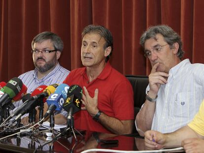 Los diputados extremeños Víctor Casco, Pedro Escobar y Alejandro Nogales, de izquierda a derecha, anuncian que IU dará la Junta al PP.