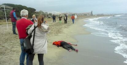 Dos personas fotografían a una víctima en Ayvalik (Turquía)