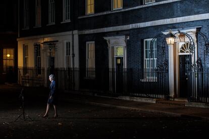 La primera ministra británica, Theresa May, sale de la residencia de Downing Street para hacer una declaración pública sobre el acuerdo alcanzado para el Brexit con Bruselas.