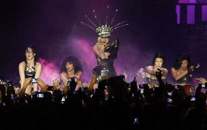 Lady Gaga durante su concierto barcelonés