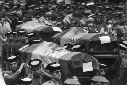 Traslado de los féretros de los cinco guardia civiles que ETA asesinó en Madrid por medio de un coche bomba, el 26 de abril de 1985.