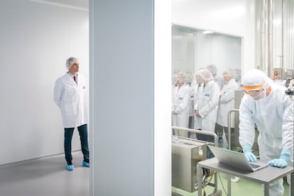 El presidente del Gobierno, Pedro Snchez, durante una visita en abril de 2023 a las instalaciones de la farmacutica biotecnolgica Hipra.