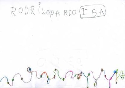 Un niño Rodrigo se fija en su dibujo en la sinuosa valla que hace de ábaco gracias a los discos de silicona engarzados.