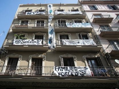 Bloc de pisos del número 37 del carrer Leiva comprat per l'Ajuntament.