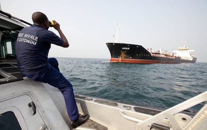 Un miembro del equipo de antipiratería de Benín inspecciona un barco en la costa del oeste de África.