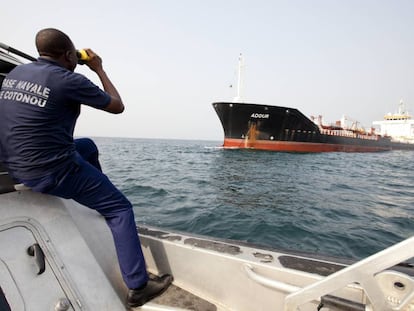 Un miembro del equipo de antipiratería de Benín inspecciona un barco en la costa del oeste de África.