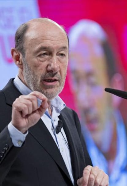 PSOE secretary general Alfredo P&eacute;rez Rubalcaba speaking in Valencia.