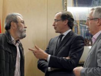 Los secretarios generales de CCOO, Ignacio Fernández Toxo (d), y de UGT, Cándido Méndez (i), conversan con el portavoz del PP en el Congreso, Alfonso Alonso (c), al comienzo de la reunión que han mantenido esta tarde en la Cámara Baja.