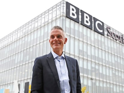 El nuevo director general de la BBC, Tim Davie, este martes ante la sede de Glasgow