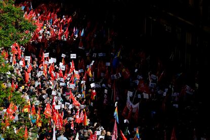 Banderas del PSOE y carteles en apoyo al presidente del Gobierno son portados por los simpatizantes en la calle de Ferraz. 