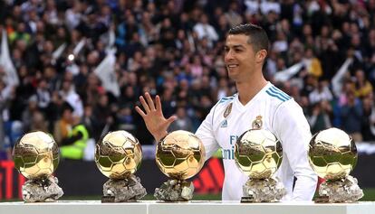 Cristiano Ronaldo exibe suas cinco Bolas de Ouro à torcida no Santiago Bernabéu, antes de um jogo pela Liga espanhola contra o Sevilla, no dia 9 de dezembro de 2017.