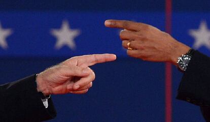 Barack Obama y Mitt Romney participate se señalan uno al otro durante el segundo debate presidencial.