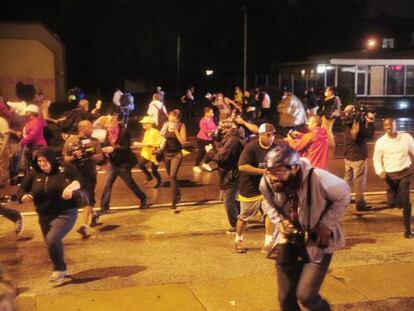 Los manifestantes huyen de los gases lacrim&oacute;genos en Ferguson.