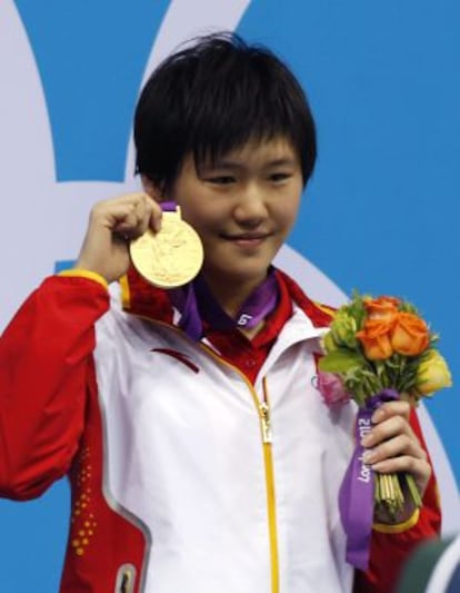 Ye Shiwen posa con la medalla de oro de 400 estilos