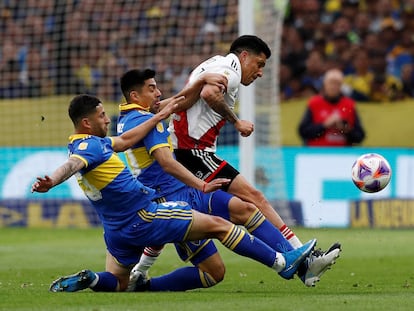 Enzo Pérez escapa de la marca de la marca de Alan Varela y Martin Payero durante el partido entre Boca y River jugado el 11 de septiembre en La Bombonera, Buenos Aires.