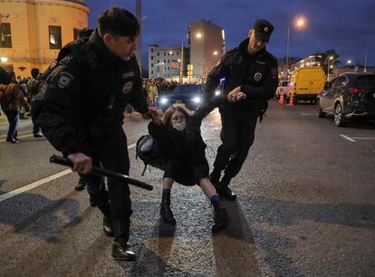  Policías rusos detienen a un participante en una protesta no autorizada contra el decreto de la movilización parcial con motivo del conflicto de Ucrania. 