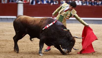 López Simón, en su primer toro de la tarde en Las Ventas.