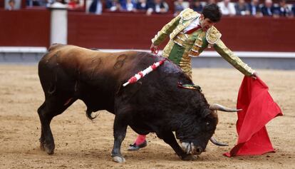 L&oacute;pez Sim&oacute;n, en su primer toro de la tarde en Las Ventas.