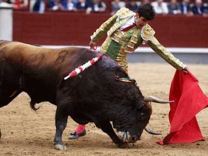 L&oacute;pez Sim&oacute;n, en su primer toro de la tarde en Las Ventas.