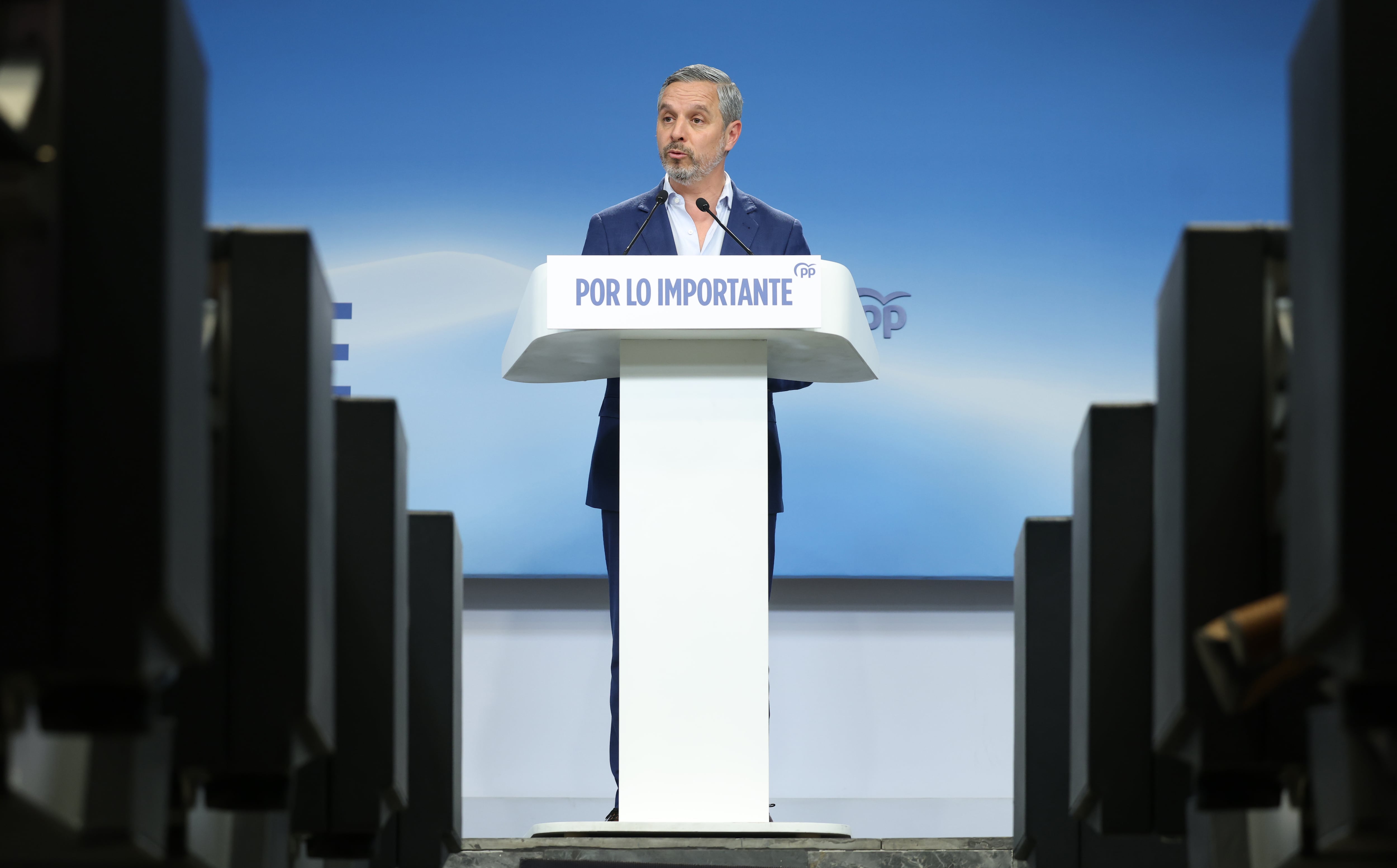 El vicesecretario de Hacienda, Vivienda e Infraestructuras del PP, Juan Bravo, este lunes durante una rueda de prensa.