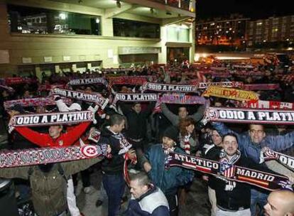 Aficionados del Atlético en los alrededores del Calderón.