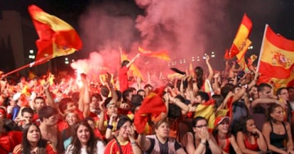 Los asistentes a Plaza de Espanya celebran la victoria mundialista de la selección poco después de finalizar el partido