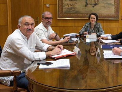 Desde la izquierda: los secretarios generales de UGT, Pepe Álvarez, y de CC OO, Unai Sordo, con la ministra de Trabajo, Magdalena Valerio, y los presidentes de CEOE, Juan Rosell, y de Cepyme, Antonio Garamendi