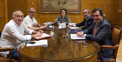 Desde la izquierda: los secretarios generales de UGT, Pepe Álvarez, y de CC OO, Unai Sordo, con la ministra de Trabajo, Magdalena Valerio, y los presidentes de CEOE, Juan Rosell, y de Cepyme, Antonio Garamendi