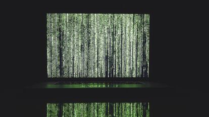 Un ordenador con un flujo de datos similar al de la película 'Matrix'.
