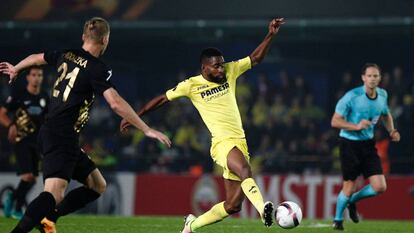 Bakambu controla el bal&oacute;n en El Madrigal.