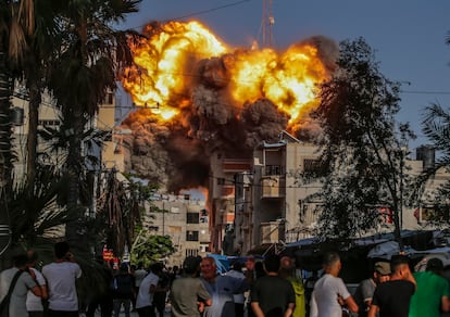 Una fuerte explosión sacude el campo de refugiados de Al Bureij en el sur de la franja de Gaza, tras un ataque aéreo israelí el 3 de junio de 2024.  