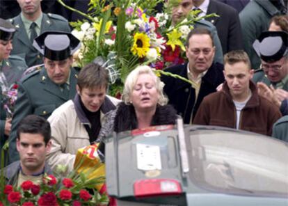 La familia del guardia civil asesinado, a su llegada al funeral celebrado en Villalba.