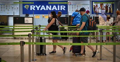 Pasajeros de Ryanair, este lunes en el aeropuerto de Madrid. 