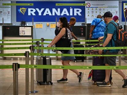 Pasajeros de Ryanair, este lunes en el aeropuerto de Madrid. 