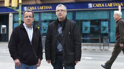 Blas Asensio (izquierda) y Jos&eacute; Luis Serna, delante de la oficina de Caixa Laitania de Matar&oacute;.