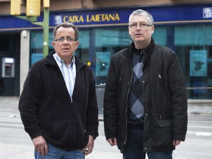 Blas Asensio (izquierda) y Jos&eacute; Luis Serna, delante de la oficina de Caixa Laitania de Matar&oacute;.