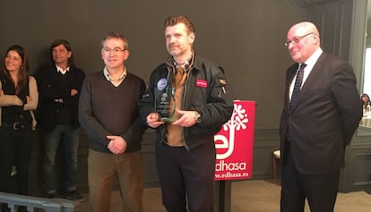  El escritor Francisco Narla recibe el  I Premio Edhasa Narrativas Hist&oacute;ricas entre Santiago Posteguillo (izquierda) y el editor Daniel Fern&aacute;ndez. 