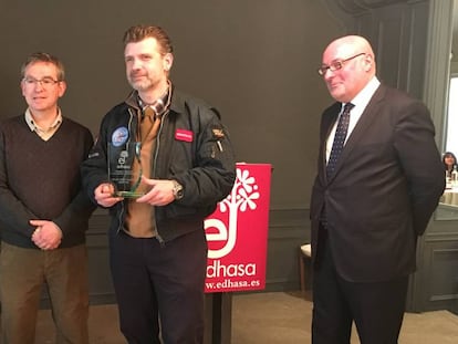  El escritor Francisco Narla recibe el  I Premio Edhasa Narrativas Hist&oacute;ricas entre Santiago Posteguillo (izquierda) y el editor Daniel Fern&aacute;ndez. 