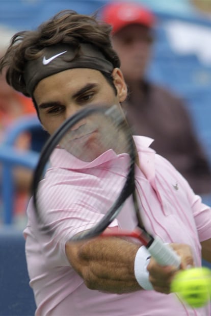 Federer golpea la pelota durante la final de Cincinnati contra Fish.